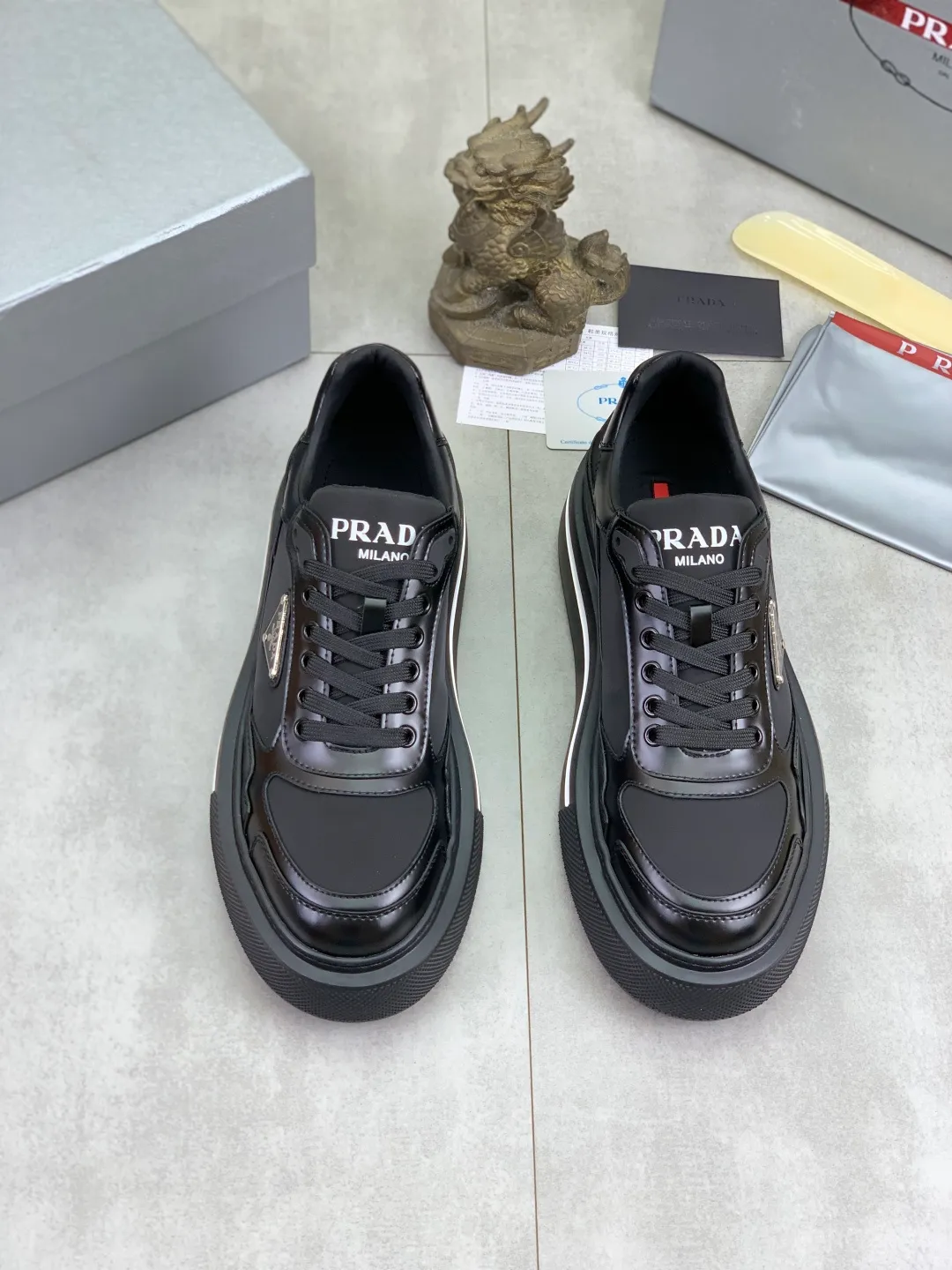 Men's shoes 💰P560💰 [New model] High version official website popular model is on the market, 🆘 Trendy brand (Prada) mainly promotes popular model, avant-garde and versatile fashionable men's shoes private version mold opening, cowhide surface splicing 1:1.. Stylish and simple, original imported cowhide lining cowhide feet; the atmosphere and personality are more fashionable, eye-catching and pursuing class. It will subvert the old idea and be a must-have for fashion trendsetters with you! Must keep it for yourself! Tall and comfortable, large and low, high-end quality workmanship. Size: 38-45; multiple colors available.